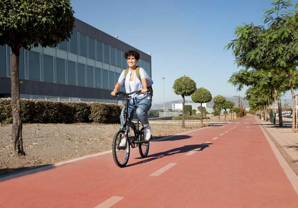 Ciclista circulando por una vía urbana